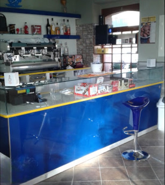Produzione banconi bar colorati su misura, qualsiasi arredo bar possiamo realizzarlo a prezzo di fabbrica